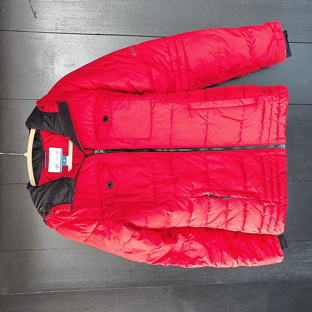 ❤️ Columbia red puffer jacket. Hooded. Size medium.